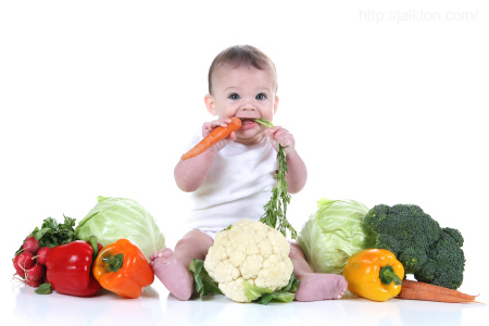 Khi bé được 10 tháng tuổi, giờ đây bé đã cứng cáp hơn trước rất nhiều. Nhưng liệu các mẹ có biết khi đến tháng thứ 10, bé cần thêm những nguồn dinh dưỡng nào để cần thiết cho sự phát triển toàn diện của mình? Và trong thực đơn cho bé 10 tháng tuổi , mẹ nên bổ sung những món ăn nào và hiệu quả mà món ăn đó đem lại ra sao?